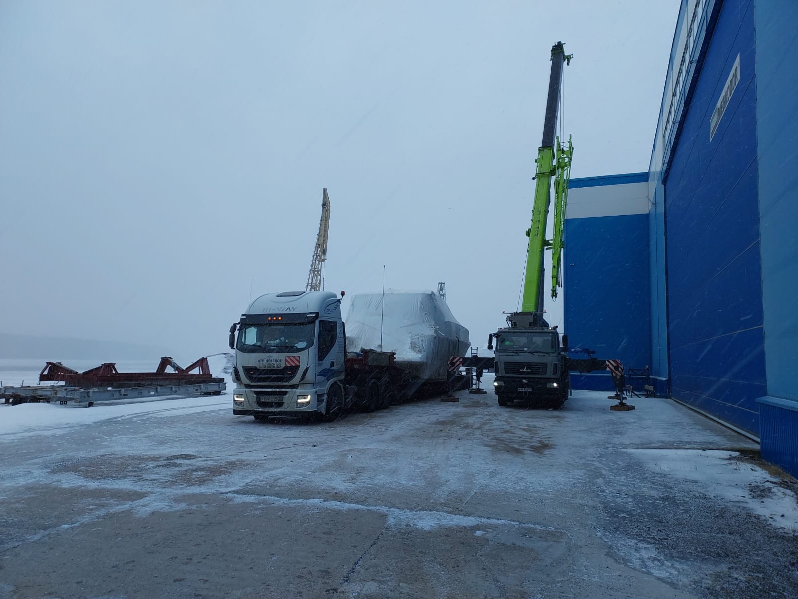 Катер 52 фута доставлен в порт Дубровка